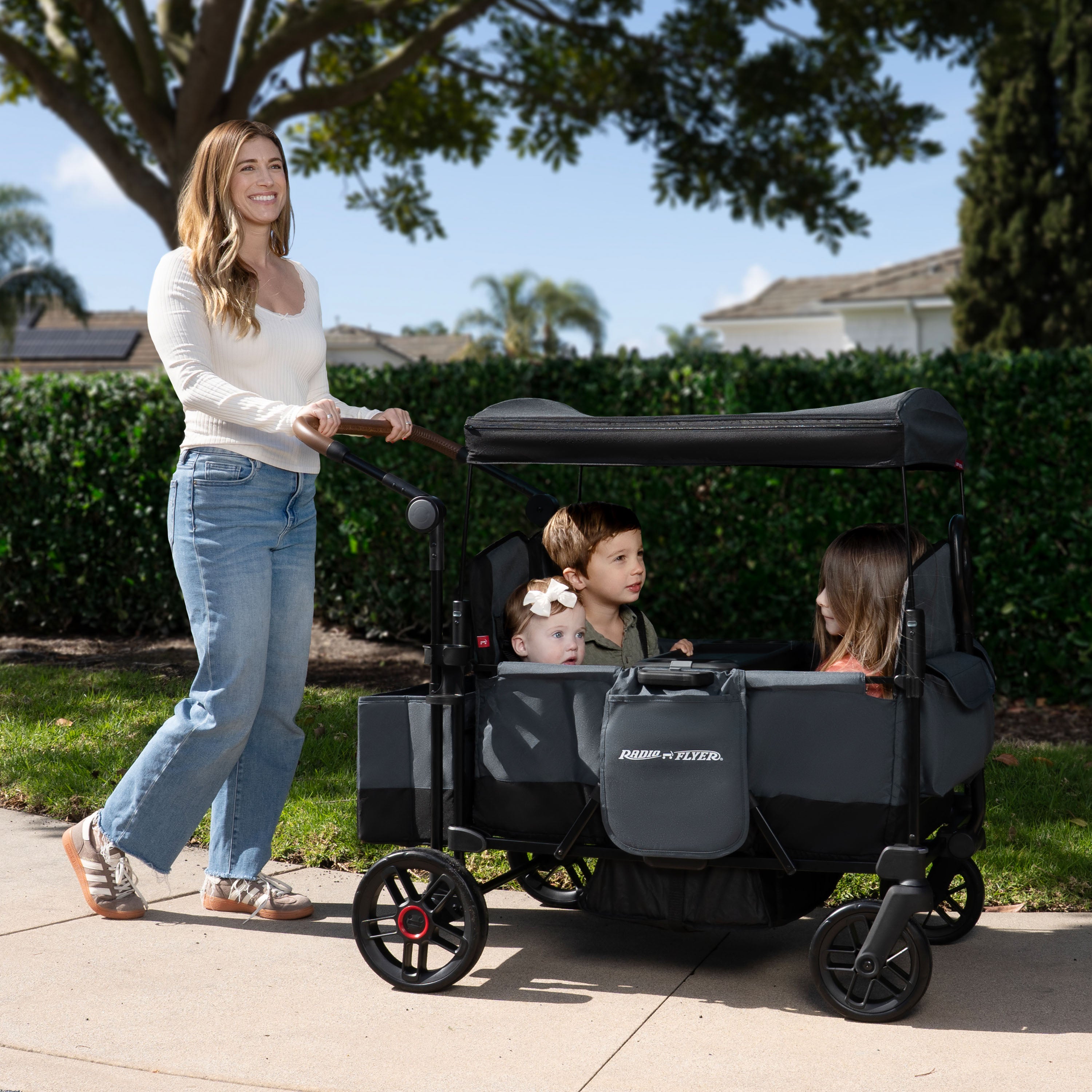 RADIO FLYER 4輪車 Pathfinder+™ 4-Seat Stroller Wagon | Radio Flyer